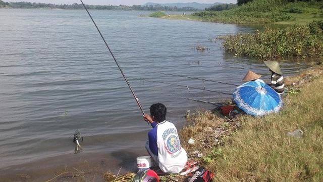 Memancing ikan sungai