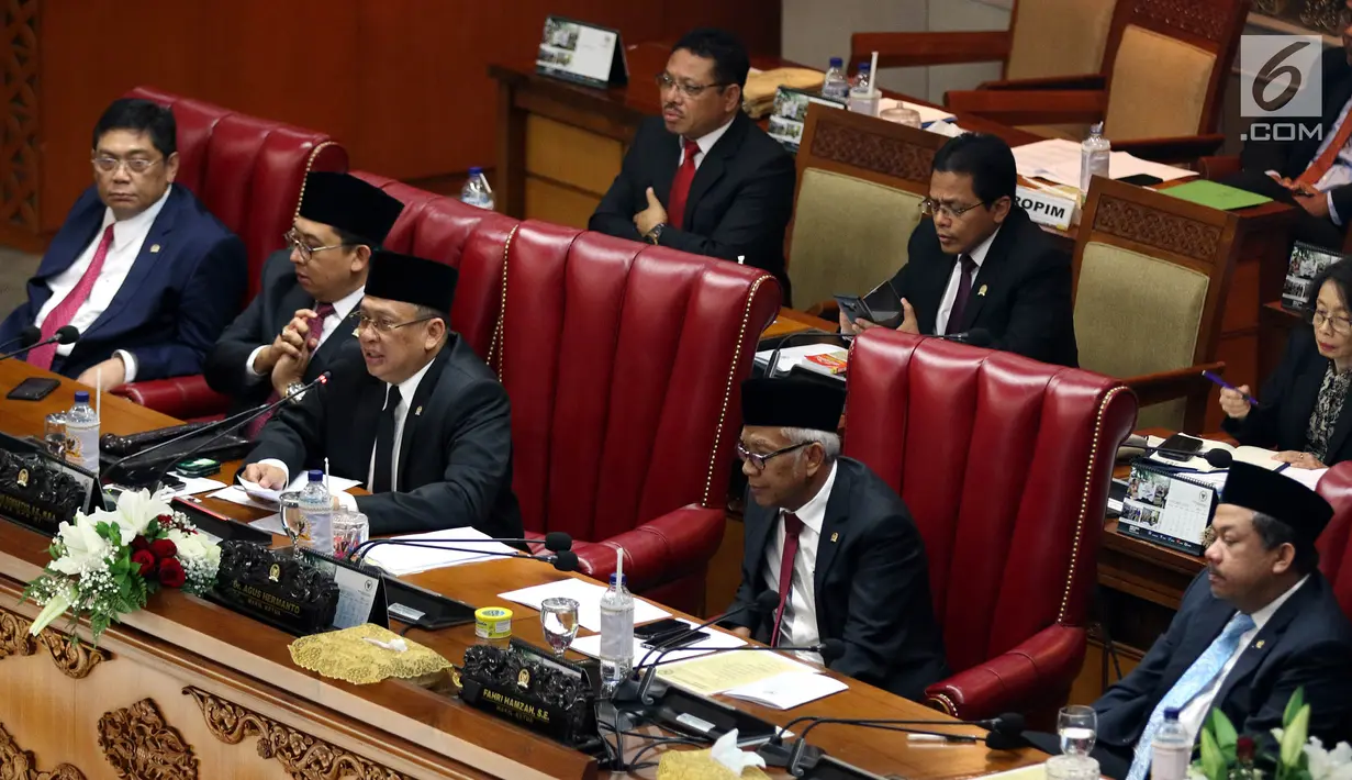Ketua DPR Bambang Soesatyo (tengah) serta Wakil Ketua DPR Utut Adiyanto (kiri), Fadli Zon (kedua kiri), Fahri Hamzah (kanan), dan Agus Hermanto (kedua kanan) memimpin rapat paripurna terakhir untuk masa kepemimpinan periode 2014-2019 di Jakarta, Senin (30/9/2019). (Liputan6.com/JohanTallo)