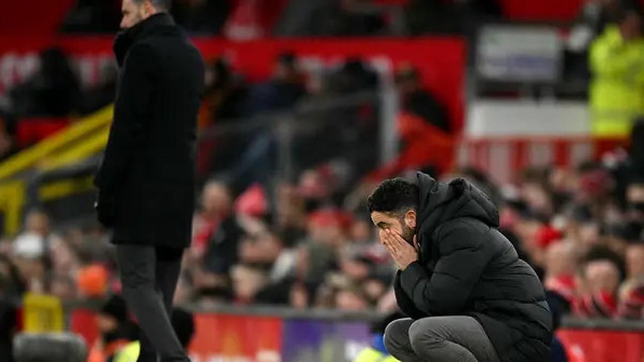 Ruud Van Nistelrooy Kesal Timnya Kalah dari MU, Sebut Harry Maguire Ada di Posisi Offside