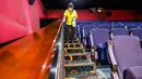 Seorang staf mendisinfeksi susuran tangga di sebuah bioskop di Zunhua, Provinsi Hebei, China pada 19 Juli 2020. Bioskop di area-area berisiko rendah di China diizinkan kembali beroperasi mulai 20 Juli menyusul perkembangan positif terkait situasi epidemi COVID-19. (Xinhua/Liu Mancang)