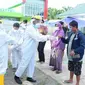 Proses penjemputan sejumlah pasien Covid-19 yang sembuh di Puskesmas Sulugatta Mamuju Tengah (Liputan6.com/Abdul Rajab Umar)