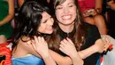 Mandy mengunggah foto di Instagram yang menunjukkan Demi dan Selena yang tertawa bersama dengan keterangan yang bikin haru. (E! News)