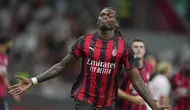 Pemain AC Milan, Rafael Leao, berselebrasi setelah mencetak gol pembuka kemenangan timnya atas Bari dalam laga putaran pertama Coppa Italia di San Siro, Senin (18/8/2025) dini hari WIB. (Spada/LaPresse via AP)