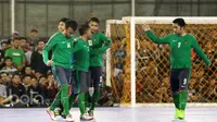 Para pemain Timnas Futsal Indonesia merayakan gol Jaelani (2kiri) saat melawan BJL 2000 pada lanjutan Uji Coba di Lapangan Futsal Tifosi Sport Center, Jakarta, (14/1/2017). Timnas menang 7-5. (Bola.com/Nicklas Hanoatubun)