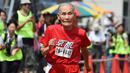 Aksi Hidekichi Miyazaki, 105 tahun, saat berlomba di nomor lari 100m Kyoto Masters Autumn Competiton di Kyoto, Jepang, Rabu (23/9/2015). (AFP Photo/Toru Yamanaka)