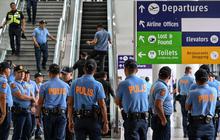 FOTO: Suasana Bandara Manila Dijaga Ketat saat Mantan Presiden Filipina Rodrigo Duterte Ditangkap