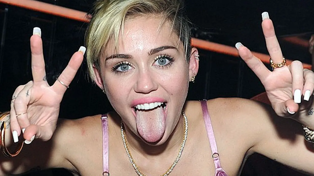 miley-cyrus-131025b.jpg