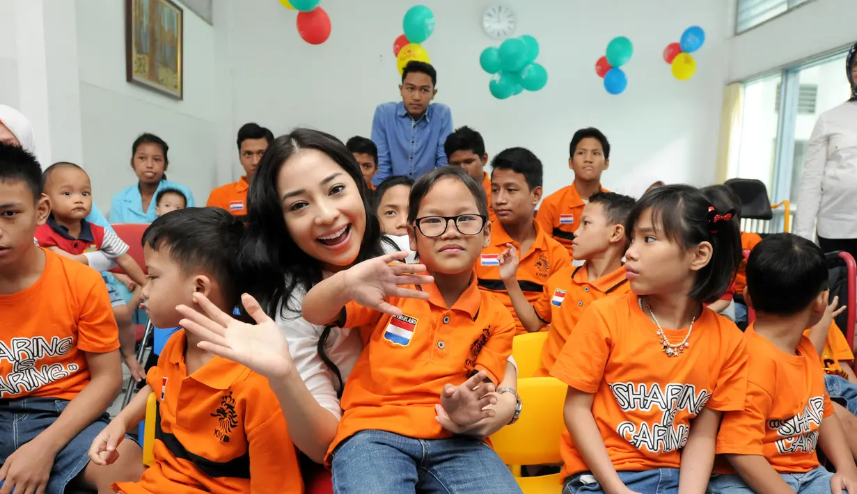 Suasana perayaan ultah Nikita Willy yang ke-23 tahun. Nikita berbagi kebahagiaannya kali ini bersama anak yatim piatu dari  Yayasan Panti Asuhan Sayap Ibu, di kawasan Barito, Kebayoran Baru, Jakarta Selatan, Kamis (29/6/2017). (Daniel Kampua/Bintang.com)