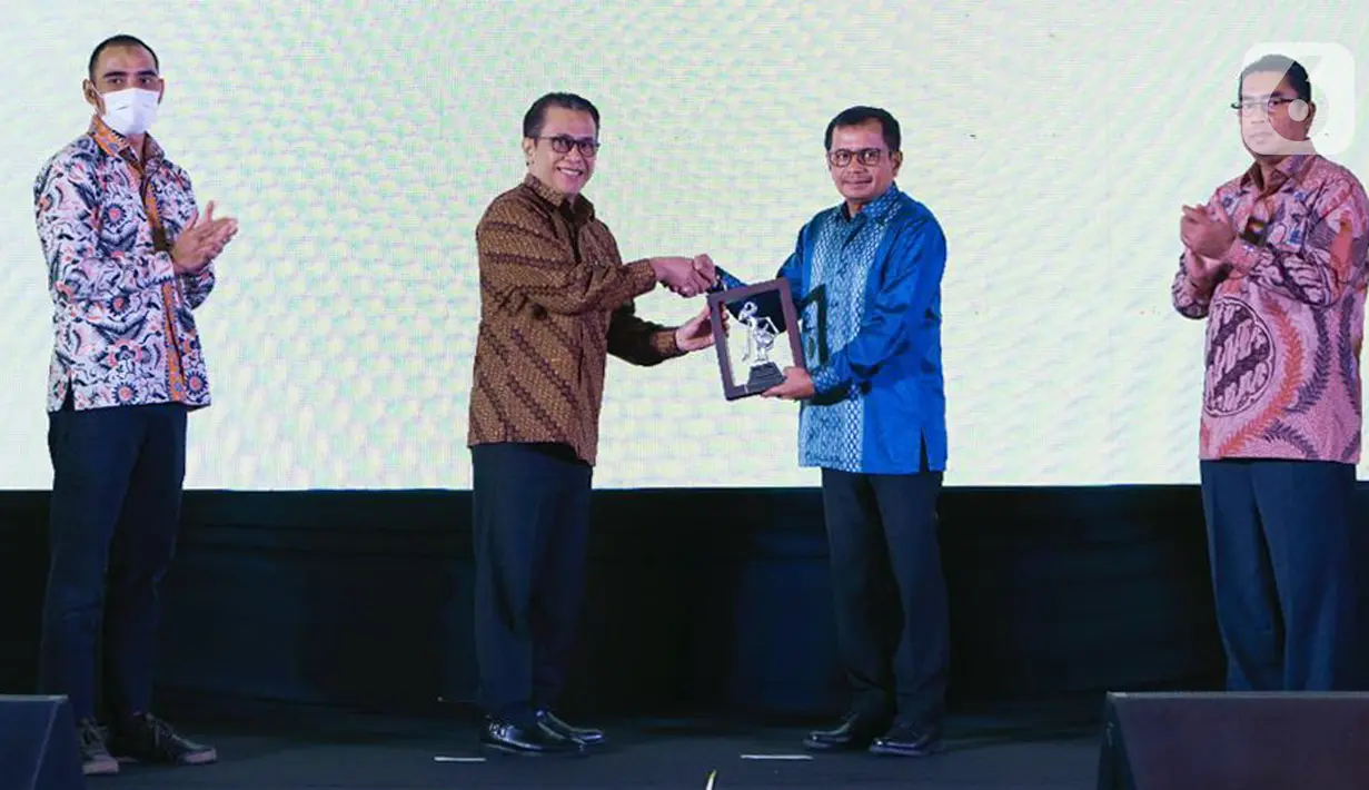 Direktur Utama SIG, Donny Arsal (kedua kanan) memberikan cinderamata kepada Direktur Pengembangan Jasa Konstruksi, Dirjen Bina Konstruksi, Putut Marhayudi (kedua kiri) usai pembukaan pelatihan tenaga konstruksi di Palembang (7/4/2022). (Liputan6.com/HO/SIG)