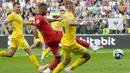 Pemain Inggris Kyle Walker mencetak gol ke gawang Ukraina pada matchday kelima Grup C Kualifikasi Euro 2024 di Tarczynski Arena, Polandia, Minggu (10/9/2023). (AP Photo/Czarek Sokolowski)