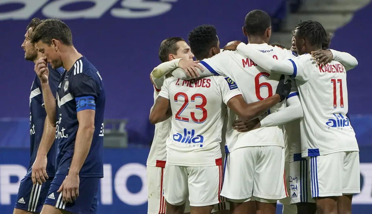 Para pemain Lyon merayakan gol pertama yang dibuat striker Karl Toko Ekambi ke gawang Bordeaux dalam laga lanjutan Liga Prancis 2020/21 pekan ke-22 di Groupama Stadium, Jumat (29/1/2021). Lyon menang 2-1 atas Bordeaux. (AP/Laurent Cipriani)