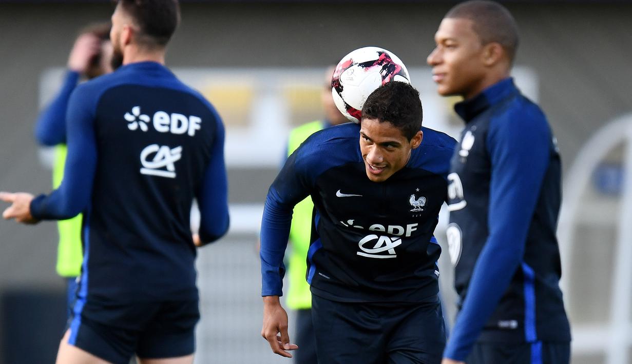 Aksi pemain Prancis, Raphael Varane mengontrol bola pada sesi latihan di Clairefontaine-en-Yvelines, (3/10/2017). Prancis melakukan persiapan jelang melawan Bulgaria. (AFP/Franck Fife)