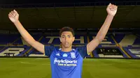 Jude Bellingham. Birmingham sebagai klub pertamanya, memensiunkan jersey bernomor 22 atas rekor yang dicatatnya sebagai pemain termuda klub yang melakukan debut di usia 16 tahun. Momen itu terjadi saat ia secara resmi hijrah ke Borussia Dortmund pada 2020/2021. (Foto: bcfc.com)