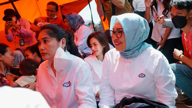 Srikandi PT Pupuk Indonesia (Persero) mendampingi Ibu Menteri BUMN Liza Thohir membagikan bantuan kepada korban bencana gempa di Cianjur, Jawa Barat (Jabar)
