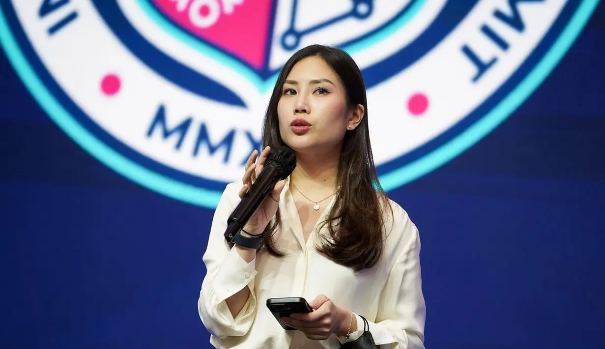 Namun, sehari-hari, Angela Tanoesoedibjo lebih sering terlihat membiarkan rambutnya tergerai. Gaya rambut kasual yang tak kalah memesona, bukan, Sahabat FIMELA? [Foto: Instagram/angelatanoesoedibjo]