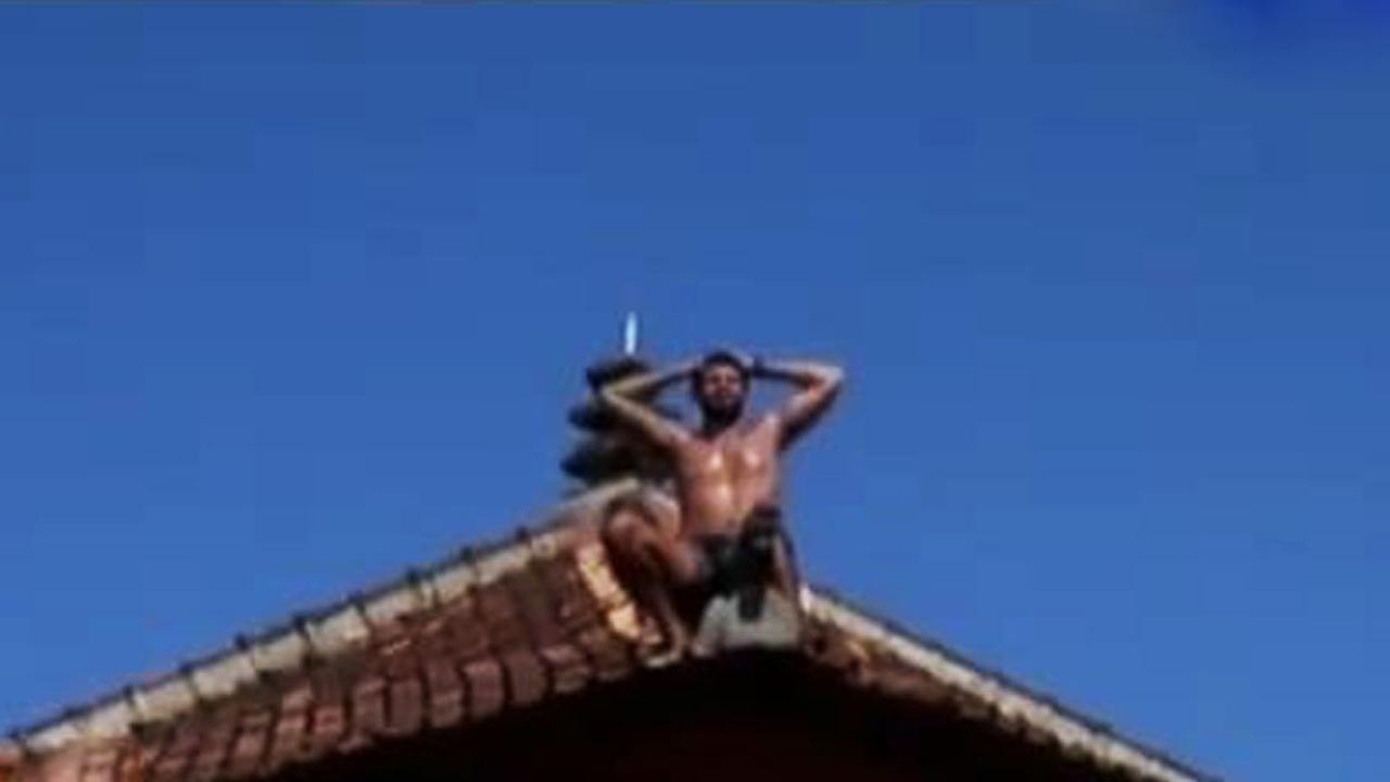 VIDEO: Bule Mabuk Naik Atap Hotel di Kuta, Ini Yang Dilakukan