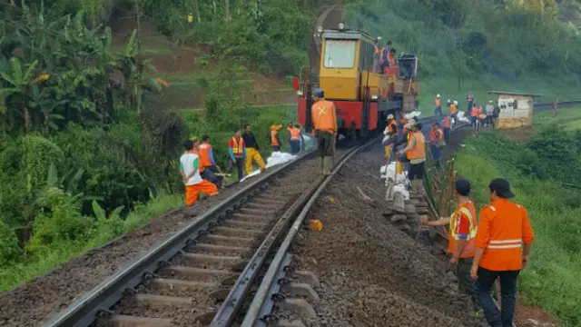 Jalur Kereta Api (KA) Jawa Barat (Jabar) Selatan Longsor