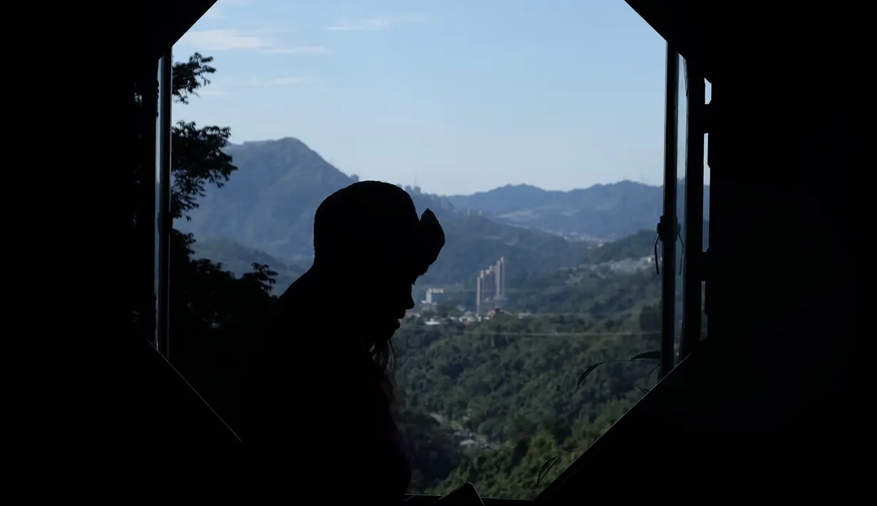 Turis saat mengunjungi Kuil Tao di gua Gunung Yinhe di distrik Xindian, Kota Taipei Baru, Taiwan (29/12/2019). Libur Natal dan Tahun Baru, bagi sebagian warga Taiwan memanfaatkan waktunya untuk berkunjung ke Kuil Tao untuk berwisata maupun memanjatkan doa. (AFP Photo/Sam Yeh)