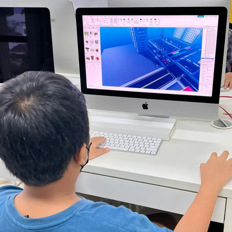 Program Pendidikan Vokasi UI mengajak anak Sekolah Dasar kelas 4–6 di wilayah Jabodetabek untuk ikut belajar membuat rancangan tata kota yang ideal melalui media game Roblox (Humas UI)