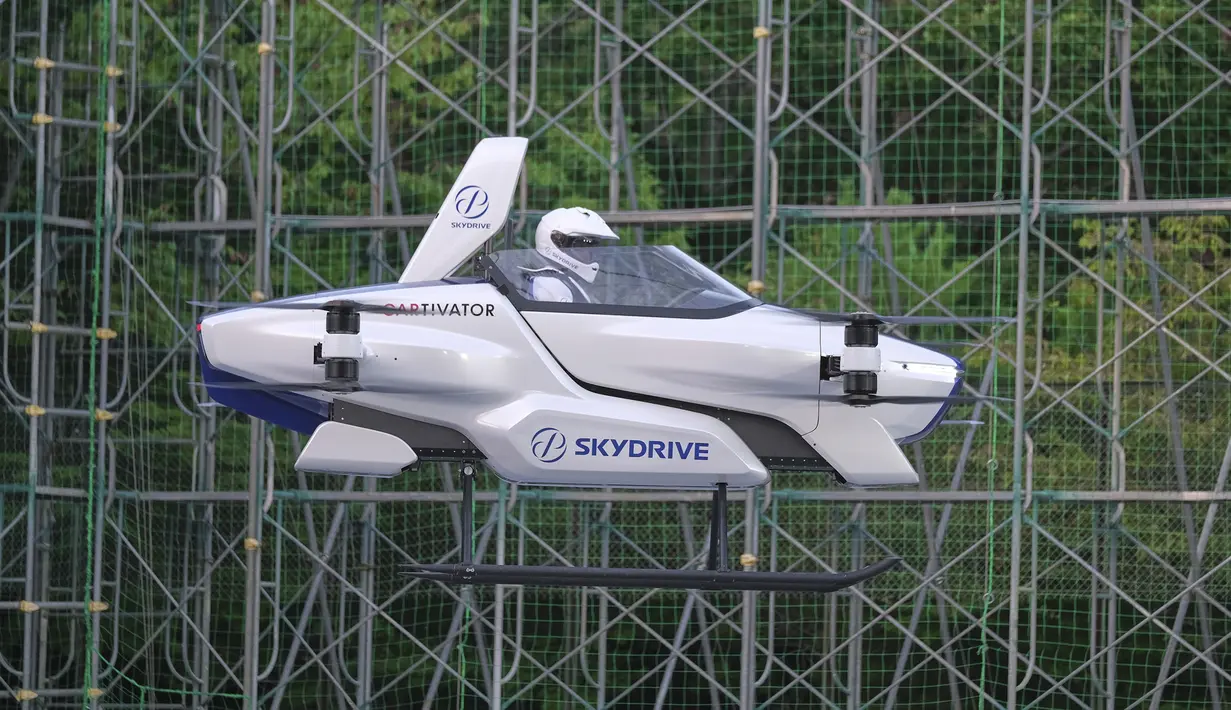 Mobil terbang berawak SD-03 saat sesi uji terbang di lapangan uji Toyota, Jepang tengah dalam foto handout ini diambil pada Agustus 2020. SkyDrive Inc. Jepang, di antara berjuta proyek mobil terbang di seluruh dunia, telah melakukan uji terbang yang sukses. (©SkyDrive/CARTIVATOR 2020 via AP)