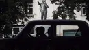 Orang bepergian dengan mobil melewati patung pendiri Uni Soviet Vladimir Lenin di kota Tutayev yang terletak di Sungai Volga, 300 km (186 mil) timur laut Moskow, Rusia, Kamis (6/8/2020). (AP Photo / Dmitri Lovetsky)