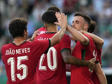 Penyerang Portugal Diogo Jota (kanan) berselebrasi dengan rekan setimnya setelah mencetak gol kedua ke gawang Finlandia pada duel uji coba jelang gelaran Euro 2024 di Stadion Jose Alvalade, Lisbon, pada Rabu (5/6) dinihari WIB. (AP Photo/Armando Franca)