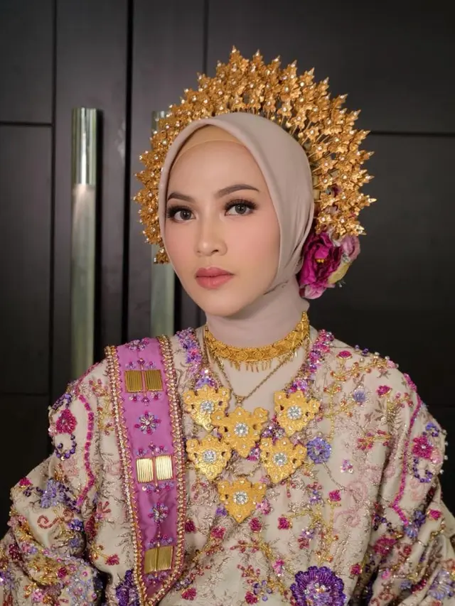 Potret Penyanyi Feby Putri Resmi Menikah, Tampil Penuh Warna Pakai Adat Bugis Modern