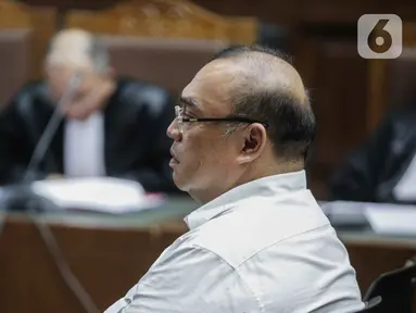 Aspidum Kejati DKI Jakarta Agus Winoto menjalani sidang pembacaan dakwaan di Pengadilan Tipikor, Jakarta, Senin (4/11/2019). Agus Winoto didakwa menerima suap dari dua pengusaha terkait pengurusan perkara di Pengadilan Negeri Jakarta Barat tahun 2019. (Liputan6.com/Faizal Fanani)