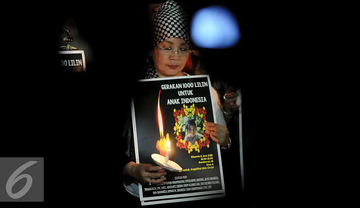 Aksi simpatik dan doa bersama untuk Angeline dengan menyalakan lilin di Bundaran HI, Jakarta, Kamis (11/6/2015). Mereka meminta pemerintah bersikap tegas kepada pelaku kekerasan anak. (Liputan6.com/Johan Tallo)