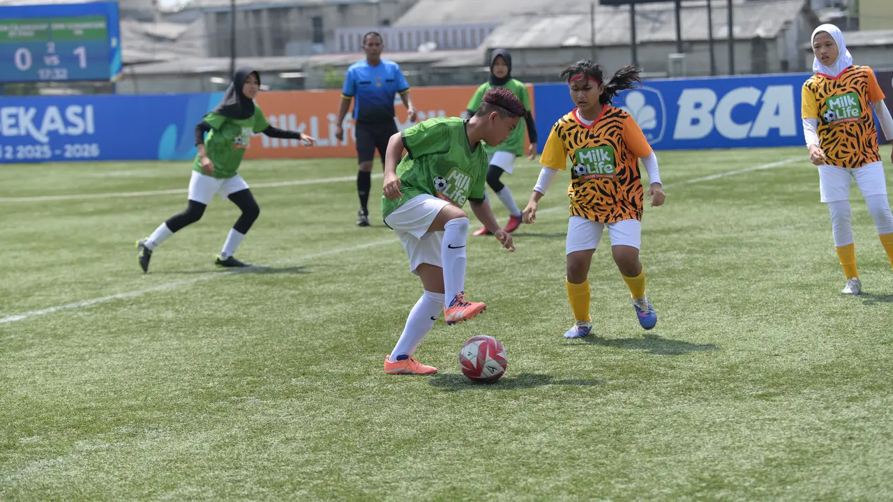 Keseruan kompetisi sepak bola putri di Bekasi