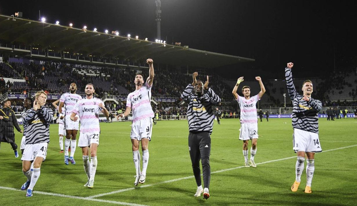 Pemain Juventus merayakan kemenangan atas Fiorentina pada laga Liga Italia di Stadion Artemio Franchi, Senin (06/11/2023). Dengan kemenangan ini, Juventus memantapkan diri di peringkat kedua klasemen sementara Serie A 2023/2024 dengan raihan 26 angka. (LaPresse via AP/Massimo Paolone)