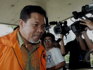 Bupati Lombok Barat nonaktif, Zaini Arony menjalani pemeriksaan di gedung KPK, Jakarta, Rabu (15/4/2015). Zaini merupakan tersangka kasus dugaan pemerasan terkait permohonan izin pengembangan kawasan wisata di daerahnya. (Liputan6.com/Andrian M Tunay)