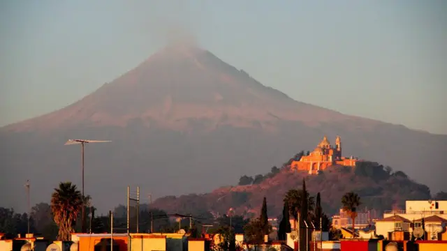 Gereja Iglesia de Nuestra Senora de los Remediosa di mana terdapat piramida besar di bawahnya