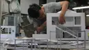 Pekerja tengah mengerjakan pembuatan maket gedung dan rumah di Pondok Aren, Tangsel, Kamis (28/1/2016). Maket tersebut dikerjakan sesuai pesanan dengan harga kisaran 5 hingga 80 juta tergantung ukuran dan tingkat kesulitan. (Liputan6.com/Angga Yuniar)