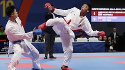 Karateka Indonesia, Rifki Ardiansyah, saat melawan karateka Vietnam, Nguyen Tahnh Duy, pada final kumite -60 kg putra SEA Games 2019 di World Trade Center, Manila, Minggu (8/12). Rifky meraih perak setelah kalah 1-2. (Bola.com/M Iqbal Ichsan)