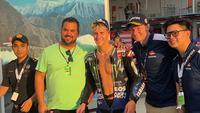 Wajah pebalap Monster YamahaTeam, Fabio Quartararo ketika naik podium di MotoGP Mandalika 2023. (Bola.com/Benediktus Garendo Pradigdo)