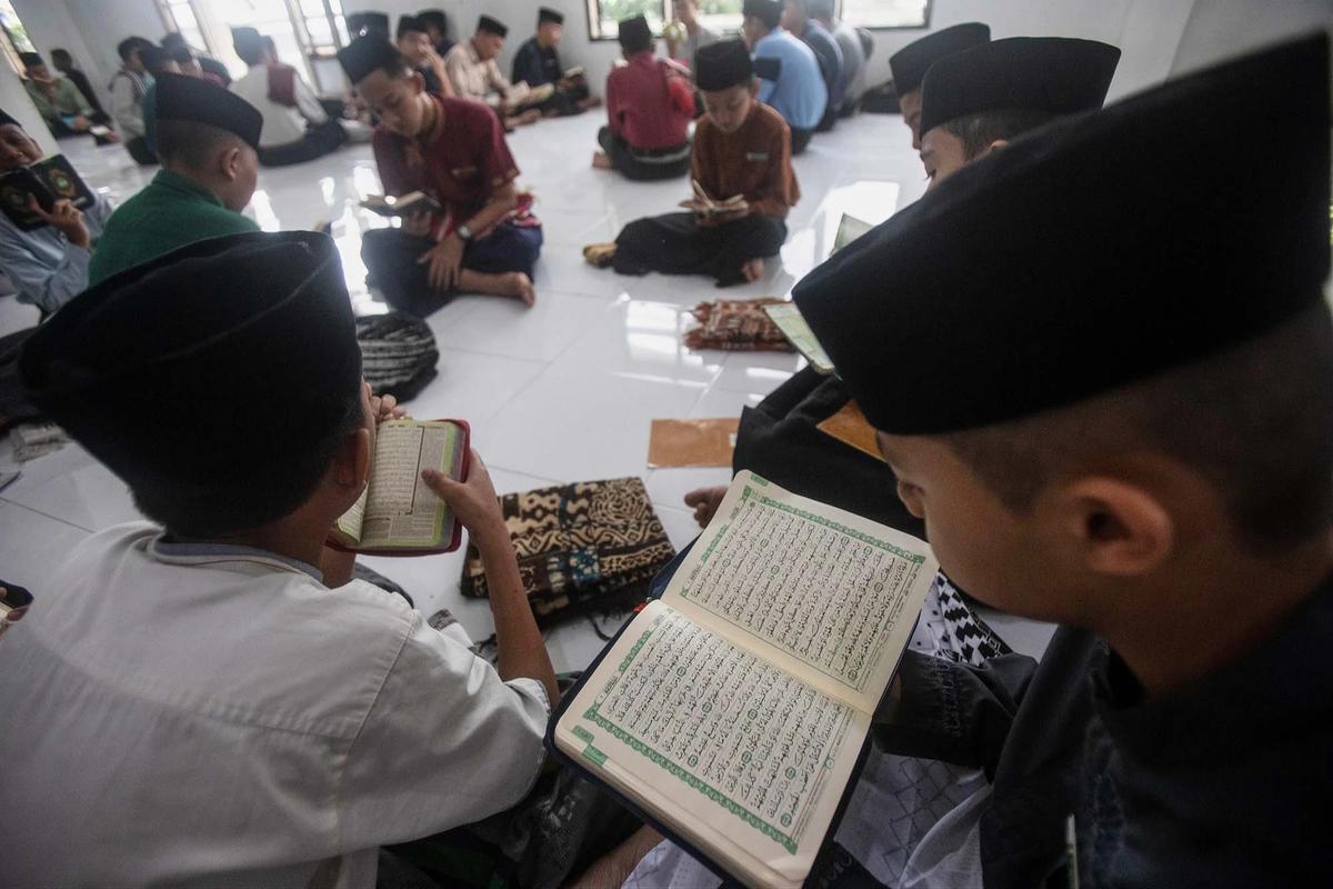 FOTO: Ribuan Santri Gelar Tadarus Lingkaran di Bulan Ramadan