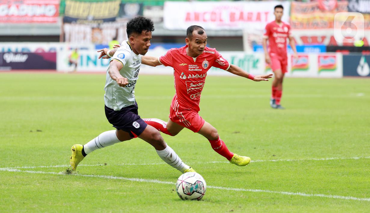 Pemain Persija Jakarta, Riko Simanjuntak berebut bola dengan pemain Rans Nusantara FC, Saddam Hi Tenang, pada pekan ke-22 BRI Liga 1 2022/23  di Stadion Patriot Candrabhaga, Bekasi, Jumat (3/2/2023). Sementara RANS memperkecil kedudukan berkat gol Mitsuru Maruoka. (Bola.com/M Iqbal Ichsan)
