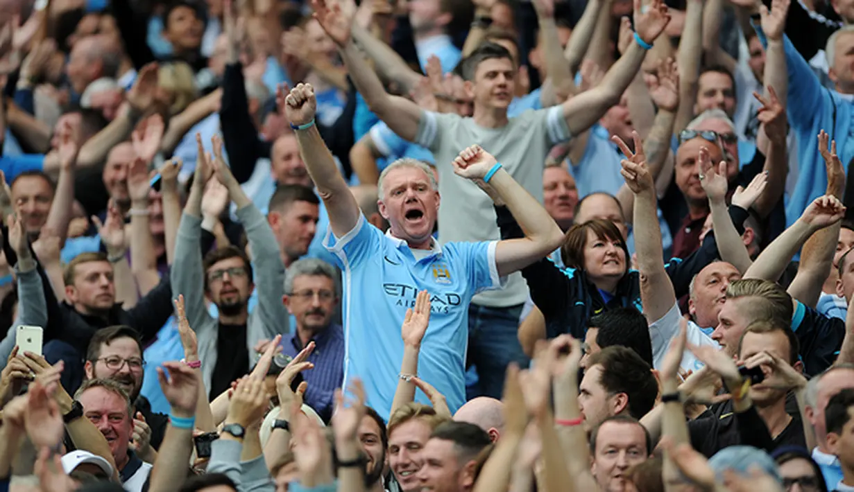 Pendukung Manchester City bernyanyi merayakan kemenangan atas Everton pada laga Liga Premier Inggris di Stadion Goodison Park, Inggris, Minggu (24/8/2015). City berhasil menaklukan Everton 2-0. (EPA/Peter Powell)