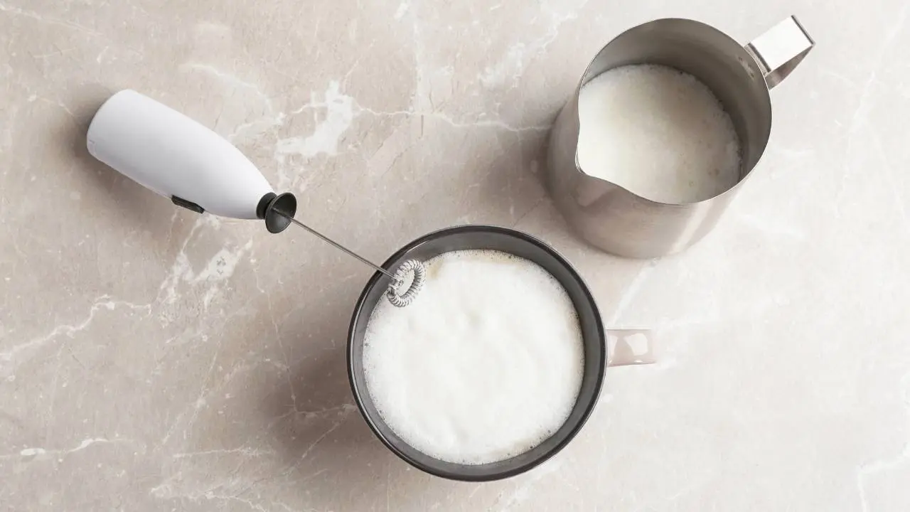 Ilustrasi milk frother.