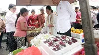 Presiden Jokowi meninjau dan berbelanja di Pasar Sukawati, Kabupaten Gianyar, Bali, Jumat (14/6/2019). Jokowi ditemani Ibu Negara Iriana membeli buah-buahan. (Liputan6.com/Lizsa Egeham)