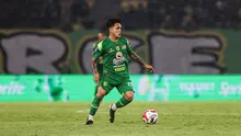 Aksi pemain Persebaya Surabaya,&nbsp;Gali Freitas saat timnya melawan PSIM Yogyakarta&nbsp;pada BRI Super League 2025/2026 di Stadion Gelora Bung Tomo, Surabaya,&nbsp;Jumat (8/8/2025). (Bola.com/Abdul Aziz)&nbsp;