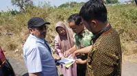 Dubes UEA, Mohammed Abdullah sedang menerima penjelasan terkait lahan kosong di Gilingan, Solo.(Liputan6.com/Fajar Abrori)