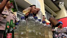 Polisi Banyumas Jawa Tengah menggrebek sebuah kampung yang selama ini dikenal sebagai kampung produsen tuak dan tak pernah bisa tersentuh pihak berwajib.