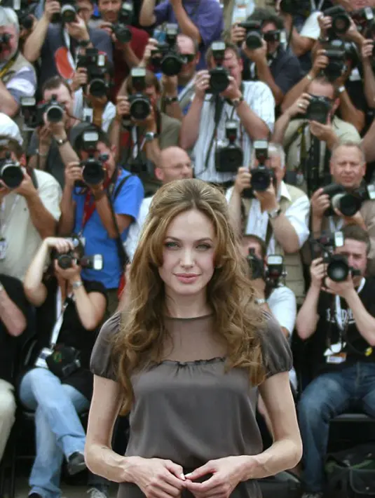 “Angie tengah membintangi beberapa film. Dia juga akan menulis dan menyutradarai di samping konsentrasi beraktingnya, dia telah mundur,” tutur sumber pada Naughty Gossip. (AFP/Bintang.com)