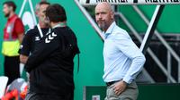 Pelatih kepala Bayer Leverkusen asal Belanda, Erik ten Hag, akan menyaksikan pertandingan sepak bola divisi satu Bundesliga Jerman antara Werder Bremen dan Bayer Leverkusen di Bremen pada 30 Agustus 2025. (Ibrahim OT/AFP)