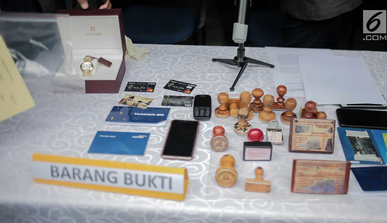 Barang bukti kasus sindikat kejahatan properti dihadirkan saat rilis di Jakarta, Jumat (9/8/2019). Polisi menyita barang bukti berupa sertifikat hak milik, tanda terima, dan kop surat. (Liputan6.com/Faizal Fanani)