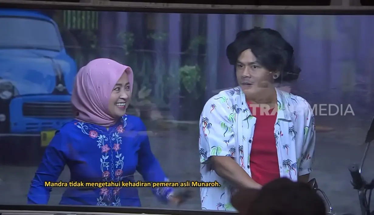 Momen pertemuan tersebut saat Mandra menjadi bintang tamu di acara Lapor Pak. Mandra tampak kaget melihat Maryati Tohir atau pemeran Munaroh yang juga hadir dalam acara komedi tersebut. [Youtube/TRANS7 OFFICIAL]