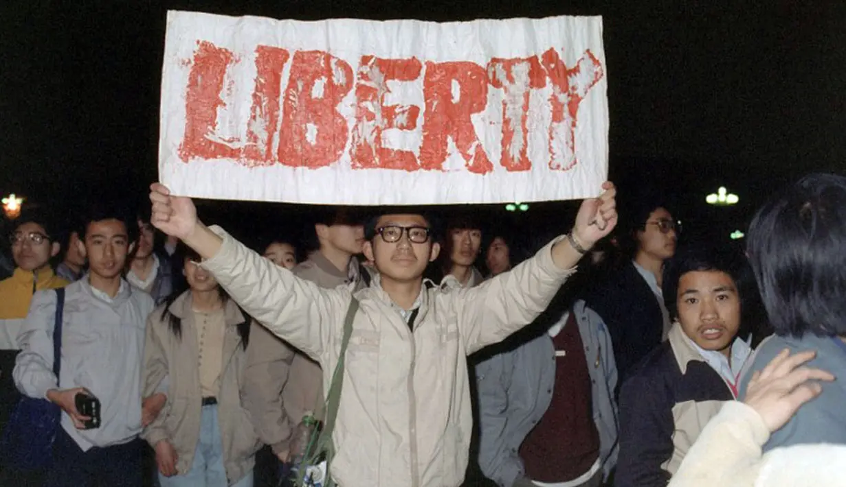 22 April 1989, Mahasiswa membentangkan slogan kebebasan saat melakukan aksi unjuk rasa di Lapangan Tiananmen, Tiongkok. (AFP PHOTO/CATHERINE Henriette)