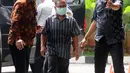 Kader Partai Perindo Kab Bengkulu Selatan, Juhari alias Jukak mengenakan masker tiba di gedung KPK, Jakarta, Rabu (16/5). Jukak terjaring Operasi Tangkap Tangan (OTT) di rumah pribadi Bupati Bengkulu Selatan, Dirwan Mahmud. (Merdeka.com/Dwi Narwoko)